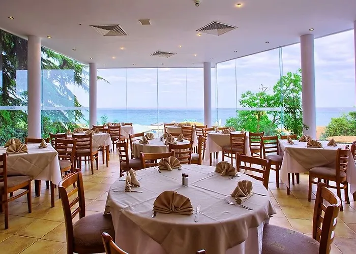 Luna 4* غولدن ساندز