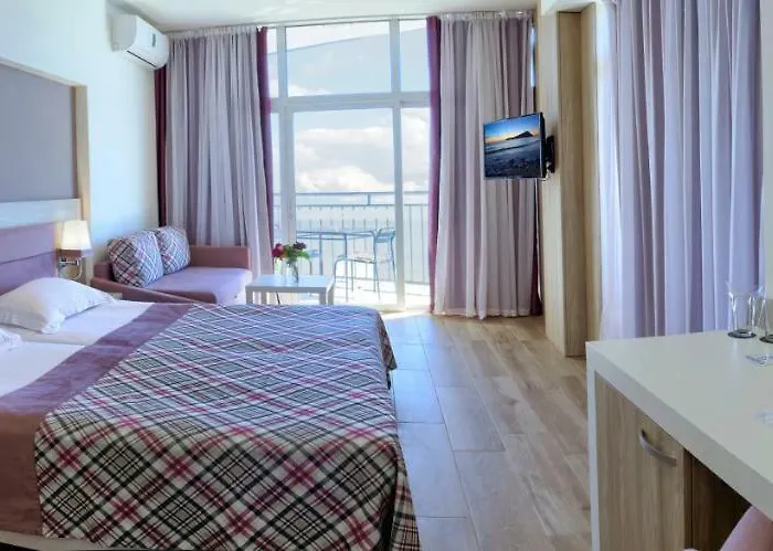 Luna 4* غولدن ساندز