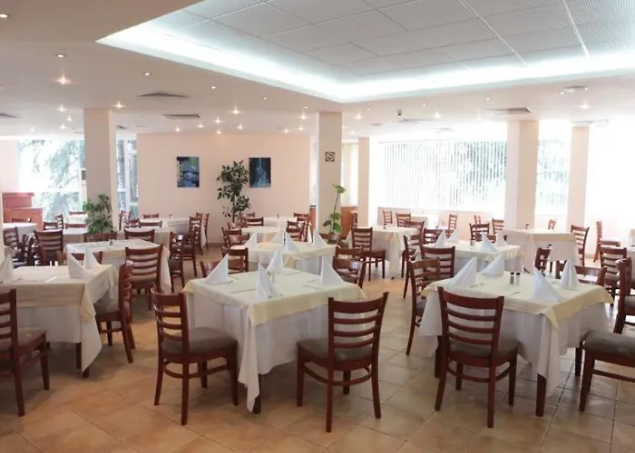 Luna 4* غولدن ساندز